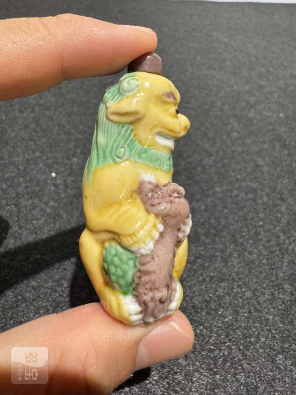 清 太狮少狮素三彩鼻烟壶 - 图4